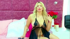 Amateur Latina Milf Masturbates on Cam